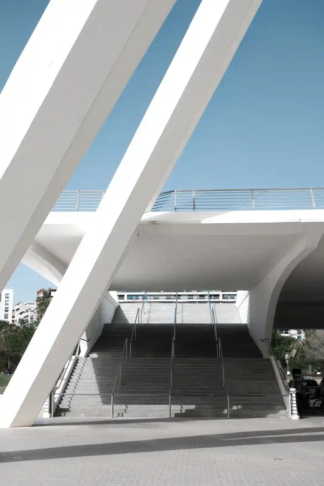 Weiße Architektur und Treppen vor blauem Himmel